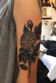 Juodos pilkos chrizantemos tatuiruotė