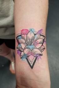 Литературна татуировка с цветя татуировка мъжка ръка на снимка цветна татуировка на татуировка на цветя
