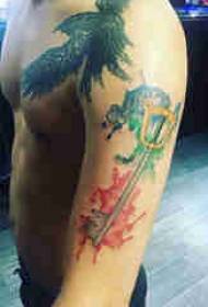Wzór tatuażu kluczowego, ramię chłopca, malowany obraz tatuażu kluczowego