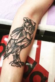 Geometrinės gyvūnų tatuiruotės merginos rankos ant juodos pelėdos tatuiruotės paveikslėlis