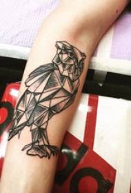 Geometrische dier tattoo meisje arm op zwarte uil tattoo foto