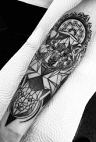 Model de tatuaj lup geometric braț masculin pe poza tatuaj lup negru
