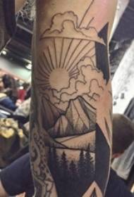 Imatge del tatuatge del pic de la muntanya al braç de la muntanya