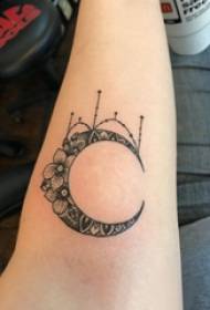 Tatuaj lună fată poză braț fată pe flori și imagine tatuaj luna