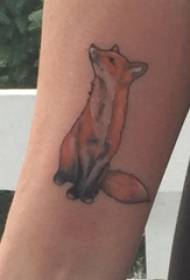 Färg räv tatuering flicka färg räv tatuering bild på armen