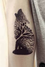 Brazo tatuaje foto escolar niño brazo en rama y lobo tatuaje foto
