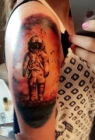 Knabino de tatuaje de astronaŭto, knabino de tatuaje de astronaŭto sur brako