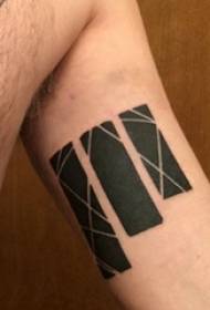 Geometrické tetovanie muž študent rameno na čiernom tetovaní geometrické tetovanie obrázok