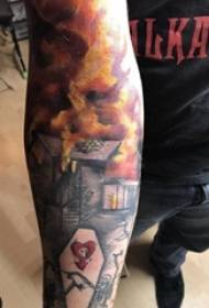 Materiale del tatuaggio del braccio, braccio maschile, immagine del tatuaggio da costruzione e fiamma