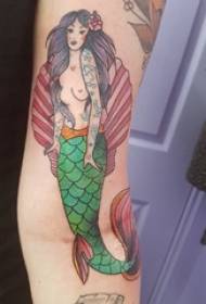 Ang pattern sa tattoo nga sirena nga lalaki nagpinta sa tattoo nga sumbanan sa sirena sa braso