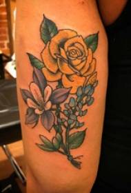 Dječakova ruka cvjetne tetovaže cvijeta iznad slike umjetničkog cvijeta tetovaža