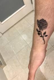 Վարդի փոքր թարմ դաջվածքով տղա `սև մոխրագույն վարդի դաջվածքի նկարով բազուկով