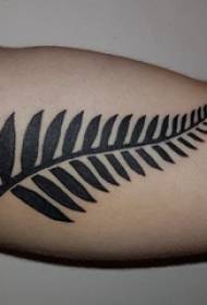Biljka dječaka ruku s tetovažom na slici crne biljne tetovaže