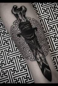 Laso sa tattoo sa materyal nga lalaki sa bukton sa itom nga dagger nga litrato sa tattoo
