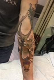 Малюнак татуіроўкі на алені дзяўчыны над малюнкам татуіроўкі аленя