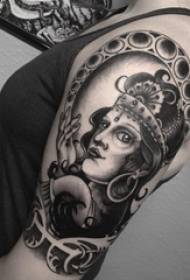 Portrait de personnage tatouage portrait de fille sur le bras