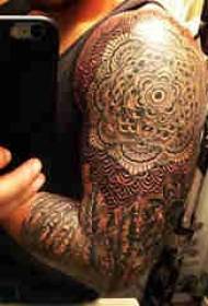 Tatuaje Brahma, tatuaje valente no brazo do neno