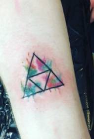 Braccio femminile della scolara dell'immagine del tatuaggio dell'acquerello sull'immagine colorata del tatuaggio del triangolo
