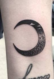 Tattoo krah vajzës së hënës në fotografi mbi tatuazhin e hënës