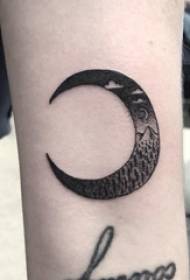 Hōʻea kahiki kaikamahine hahine ma luna o ke kiʻi tattoo kiʻi