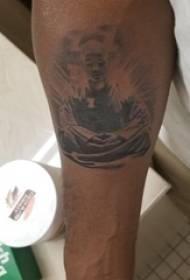Dzanja la tattoo la nthano yamnyamata pa chithunzi chakanema cha imvi yakuda