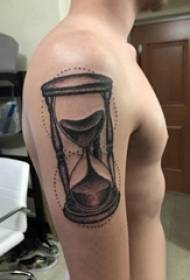 Tatuering timglas pojkesarm på svart grå tatuering timglas bild