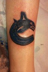 Minimalistisches Haifischtätowierungsbild des Armes des Haifischtätowierungsillustrationsmädchens