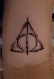 Elemento geométrico tatuaje chica brazo en imagen de tatuaje de símbolo redondo y triángulo