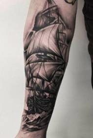 Tatuiruotės gudrybės rodo vyro ranką ant juodos burlaivio tatuiruotės nuotraukų