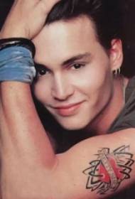 A stella americana di tatuaggi Johnny Depp pittò una foto in tatuatu in forma di cori
