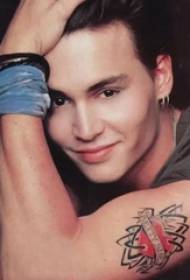 La stella americana del tatuaggio Johnny Depp ha dipinto un tatuaggio a forma di cuore sul braccio