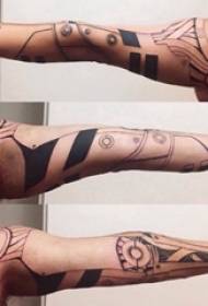 Der Arm des geometrischen Tätowierungsjungen auf geometrischem schwarzem Tätowierungsbild der einfachen Linie Tätowierung