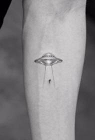 Braço de estudante do sexo masculino preto tatuagem na foto de tatuagem de disco voador preto
