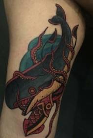 „Baile“ gyvūnų tatuiruotės patino studento rankos banginio ir kalmaro tatuiruotės nuotrauka