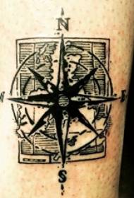 Tatuaż kompasu męskiego studenta ramię na czarnym obrazie kompasu tatuaż