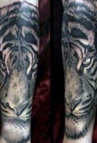 Gadis totem tato tato harimau pada gambar gadis harimau