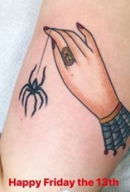 Tatuaje besoa emakumezkoen barnean besoaren armiarmaren gainean eta eskuaren tatuaje argazkia