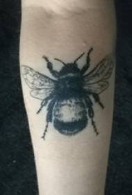 Slika majhne čebelje tetovaže ljubka čebelja tetovaža na dečji roki