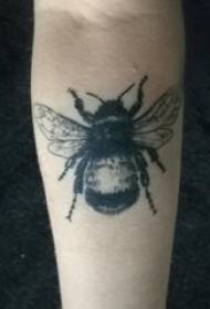 Lytse bijtatoo cute bee tatoeage foto op jonge earm