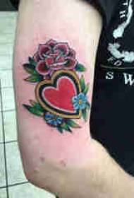Materiał tatuażu na ramię, męski obraz na ramię, kwiat i serce