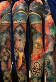 Rameno tetovanie materiál, mužská ruka, farebný obraz krajiny tetovanie