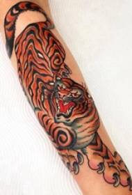 Tatuaj brat tatuat tigru colorat poza tatuaj pe brat fata
