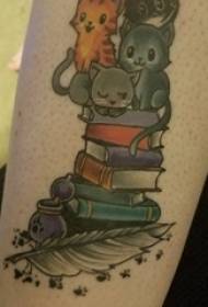 纹身书籍 男生手臂上猫咪和书籍纹身图片