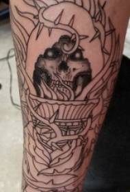 tetovaža lobanje, dečkova roka, črta in slika tatoo