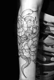 Arm Tattoo Material, männlicher Arm, Blume und Schlange Tattoo Bild