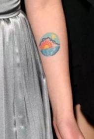 Kleine foto tattoo foto geschilderd op de arm van Scarlett Johansson