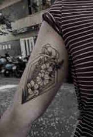 Tatuaje de brazo material rapaza xeométrica e tatuaxe de flores no brazo