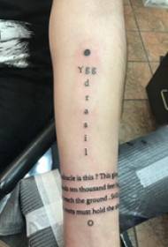 Ábhar tattoo lámh, pictiúr bríomhar tatú Béarla ar lámh an bhuachalla