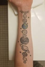 黒い惑星のタトゥー画像に小さな惑星のタトゥー少年の腕