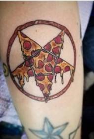 Braccio del ragazzo del tatuaggio dell'alimento sull'immagine colorata del tatuaggio dell'alimento